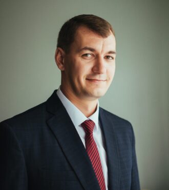 A white ceramic reed diffuser on a wooden table, adding a fresh scent to a professionally cleaned room